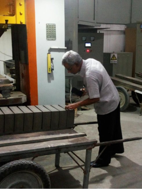 印尼客戶來科威耐材洽談耐火材料業(yè)務(wù)