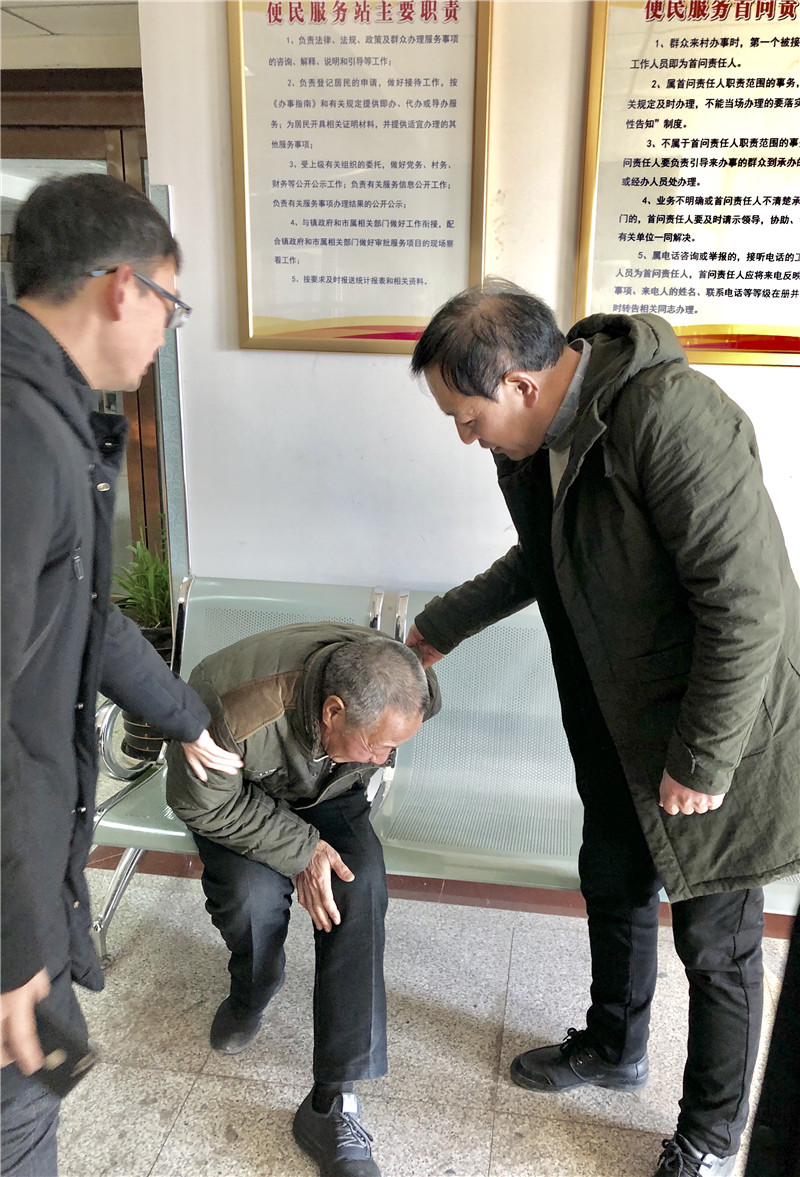 鄭州科威耐材春節(jié)前慰問困難群眾（不顧雙腿疼痛，起身表示感謝）